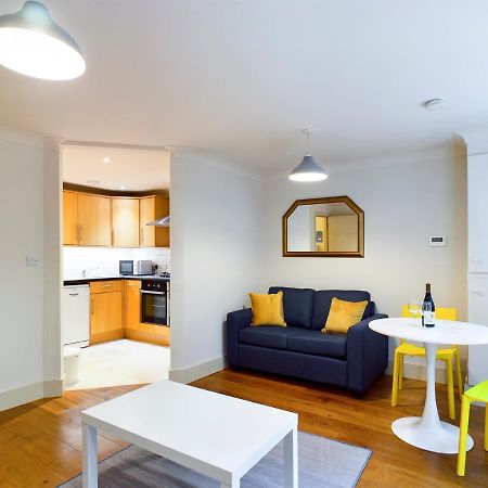Redhill Town Centre Apartment By Livingo Экстерьер фото